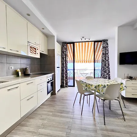 Sea And Sky Terrace Apartment